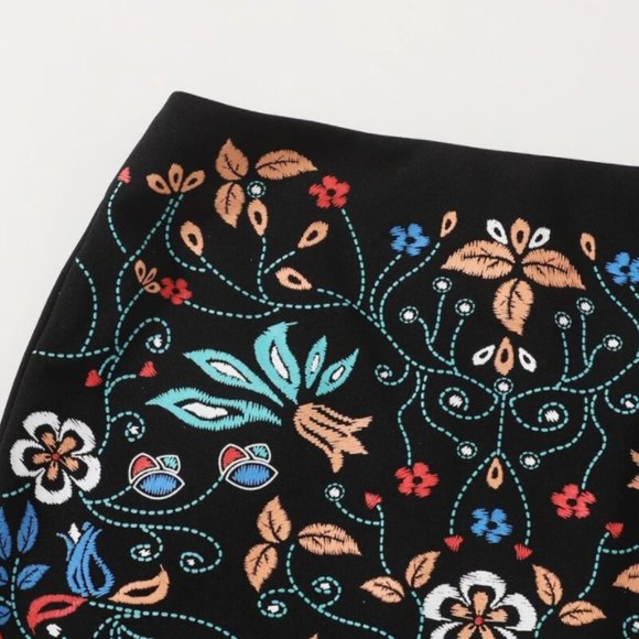 Boho floral embroidered mini skirt zipper back - Picture 2 of 4